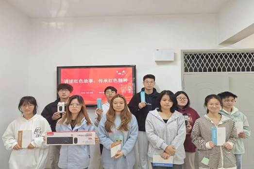 一群人站在室内合影
描述已自动生成